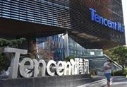 ビルの前に置かれた中国ＩＴ大手の騰訊控股（テンセント）のロゴマーク（三塚聖平撮影）