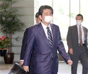 出邸する安倍晋三首相＝１４日午前、首相官邸（春名中撮影）
