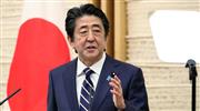 会見で３９県の緊急事態宣言解除を表明する安倍晋三首相＝１４日午後、首相官邸（春名中撮影）
