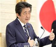 ３９県の緊急事態宣言解除を表明する会見に臨む安倍晋三首相＝１４日午後、首相官邸（春名中撮影）