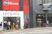 シドニーにある「９９バイクス」の店の前に並ぶ人たち（共同）