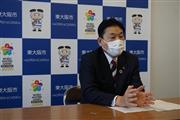 新型コロナウイルスの対策などを臨時記者会見で説明する東大阪市の野田義和市長＝令和２年４月３０日、東大阪市役所（西川博明撮影）