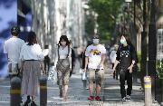 緊急事態宣言下の表参道の様子。日差しが強く薄着の人が多く見られた＝１７日午後、東京都渋谷区（松井英幸撮影）