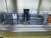 新型コロナウイルスを塗布したステンレスプレートが入った密閉容器。左側の容器内にオゾンガスを噴霧したところ、ウイルスの無害化が確認された（奈良県立医科大学提供）