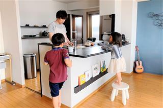 在宅勤務の夫が料理に挑戦　トヨタ式で家事のムリ・ムラ・ムダを省こう