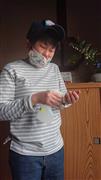 手を消毒する高田育子さん＝大阪府岸和田市
