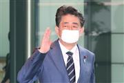 出邸する安倍晋三首相＝２１日午前、首相官邸（春名中撮影）