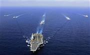 南シナ海を航行する中国海軍の空母「遼寧」＝４月（共同）