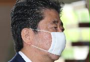 政府は新型コロナウイルスの感染拡大で需要の急減に見舞われた観光・飲食業界向けの支援策を７月下旬から始める方針を固めた＝２５日午前、首相官邸（春名中撮影）