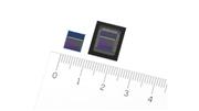 ＡＩ処理機能搭載イメージセンサー「ＩＭＸ５００」（左）と「ＩＭＸ５０１」
