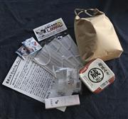 新潟県南魚沼市の木工品製造業「文陽堂」が県外の学生に送った、特産のコシヒカリやみそなどの詰め合わせ