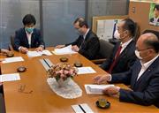 休校により生じた教育格差の是正を自民党の田村憲久元厚生労働相(左)に要望する「日本を明るくする会」のメンバー＝25日午後、国会内(津島淳衆院議員事務所提供)