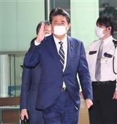 出邸する安倍晋三首相＝２５日午前、首相官邸（春名中撮影）
