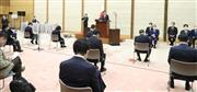 新型コロナウイルス感染症に伴う緊急事態宣言の全面解除を表明する安倍晋三首相＝２５日午後、首相官邸（春名中撮影）