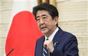 新型コロナウイルス感染症に伴う緊急事態宣言の全面解除を表明する安倍晋三首相＝２５日午後、首相官邸（春名中撮影）
