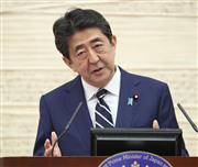 新型コロナウイルス感染症に伴う緊急事態宣言の全面解除を表明する安倍晋三首相＝２５日午後、首相官邸（春名中撮影）