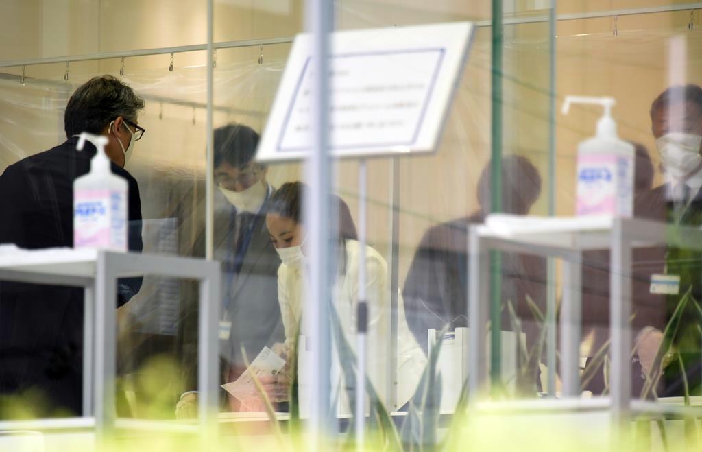 株主総会が開かれたアパレル大手、三陽商会。受付では新型コロナ対策も徹底された＝２６日午前、東京・四谷本塩町（酒巻俊介撮影）