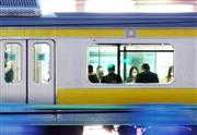 帰宅時間帯の通勤電車。テレワークの導入が増えたことも影響し、以前より混雑が緩和されている＝東京都新宿区