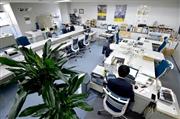 緊急事態宣言発令翌日のオフィスの様子。在宅勤務が進み、空席が目立つ＝４月８日、大阪市北区のＪＲ西日本本社