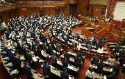 改正国家戦略特別区域法（スーパーシティ法）が賛成多数で可決・成立した参院本会議＝２７日午後、国会（春名中撮影）