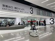 羽田空港で消毒作業を行うサイバーダインのロボット（同社提供）
