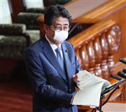 参院本会議で答弁する安倍晋三首相＝２９日午前、国会（春名中撮影）