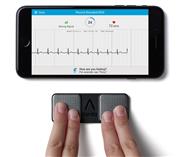 スマートフォンを活用して病院に解析結果を送信するオムロンのモバイル心電計（同社提供）