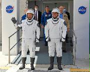 宇宙船「クルードラゴン」に乗り込むため、ケネディ宇宙センターの施設を出発するＮＡＳＡのダグラス・ハーリー飛行士（左）とロバート・ベンケン飛行士＝３０日、米フロリダ州ケープカナベラル（ＵＰＩ＝共同）