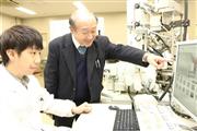 博士課程在籍時の西村涼さん（左）と指導教官の内田欣吾教授＝昨年１１月