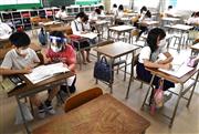 授業が再開した大阪市立小学校ではクラスを半分に分け、教員はフェースシールドにマスク着用で授業が行われた＝１日午前、大阪市都島区・市立中野小学校（柿平博文撮影）