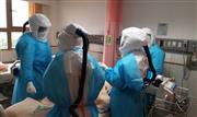 台南市の奇美病院の隔離病棟で、新型コロナウイルス患者の治療にあたる医療スタッフ（同病院提供）