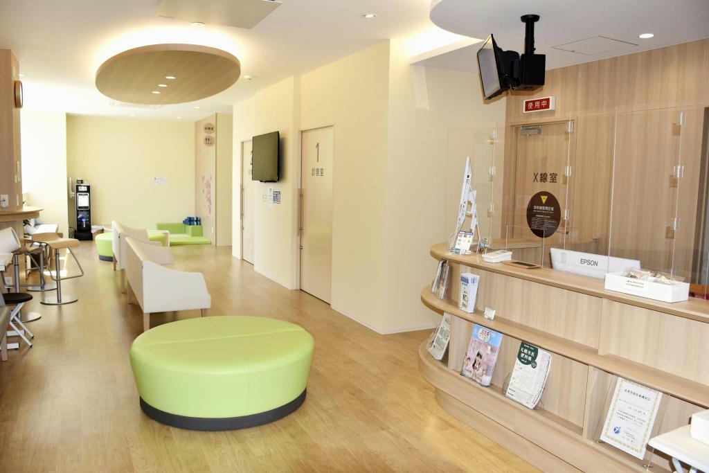 新型コロナウイルスの感染拡大で外来患者が急減した「南２２条おとなとこどものクリニック」＝５月１５日、札幌市