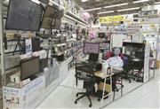 ビックカメラ池袋本店のテレワーク関連商品のコーナー。企業が本格的に導入したことから、販売は好調だ＝４月２１日、東京都豊島区