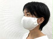 小倉メリヤス製造所の「メガマスク」。顔の下半分がほぼ隠れる（同社提供）