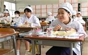 久しぶりの給食を楽しむ児童ら＝１日、大阪市都島区の市立中野小学校（柿平博文撮影）