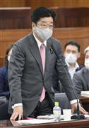 参院厚労委で答弁する加藤厚労相＝２日午前