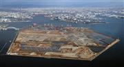 大阪・関西万博の会場となる人工島、夢洲。奥は大阪市街地＝大阪市此花区（本社ヘリから、寺口純平撮影）