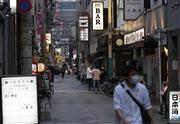 人通りがまばらな北九州市小倉北区の繁華街＝５月３０日夕