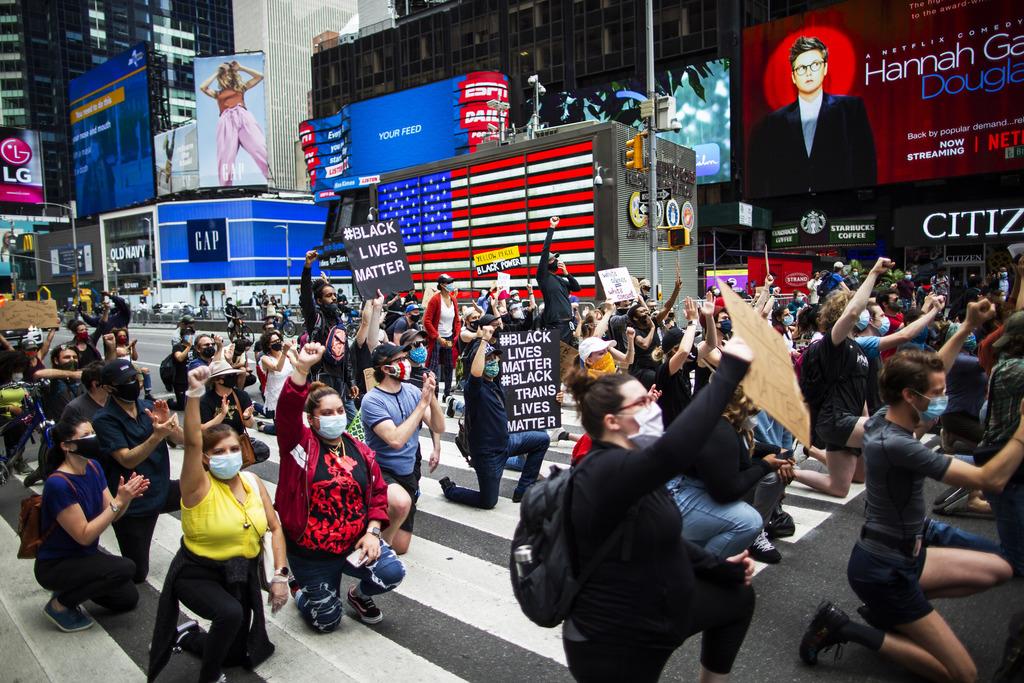 ２日、米ニューヨークのタイムズスクエアでも大規模なデモが行われた(AP)
