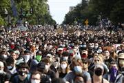 ２日、米ワシントンでも大規模なデモが続いた(AP)