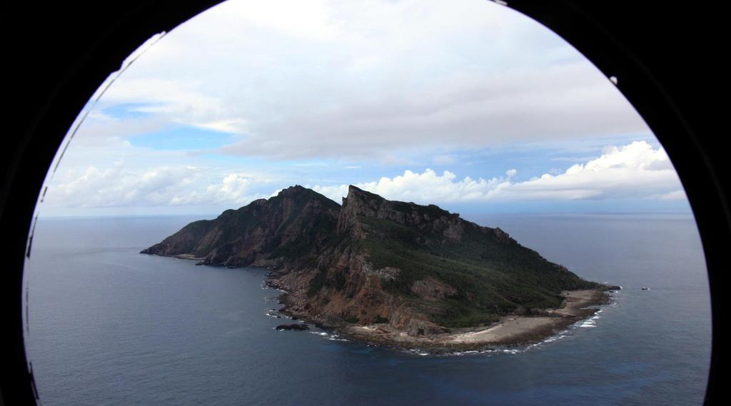 尖閣諸島を含む東シナ海上空。手前から南小島、北小島、魚釣島が見えた。海上自衛隊の哨戒機P-3Cから＝沖縄（２０１１年１０月、鈴木健児撮影）　