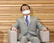 閣議に臨む麻生太郎副総理兼財務相＝５日午前、首相官邸（春名中撮影）