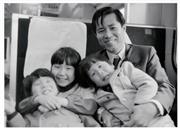 家族旅行の列車内で滋さんや双子の弟たちとはしゃぐめぐみさん（左から２人目）＝昭和４７年ごろ、広島県内