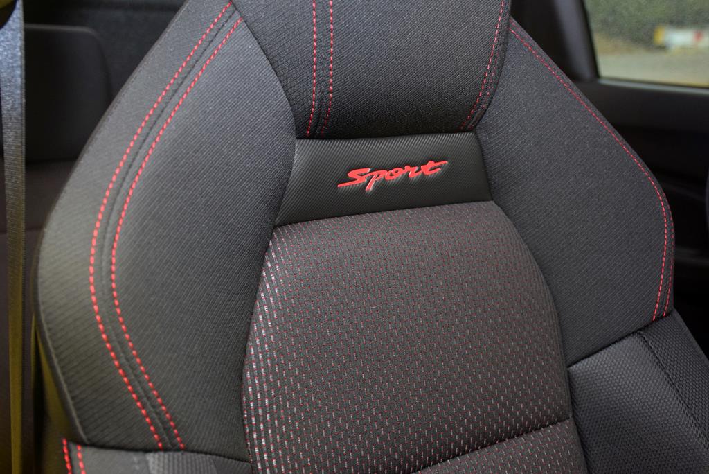 「Sport」の赤い文字が躍るスポーツシート