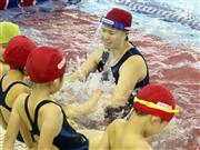 感染対策を行うスイミングスクール。幼児クラスの指導は距離が近いためコーチはフェースシールドを着用する＝５月２９日、大阪市都島区のセントラルウェルネスクラブ都島（前川純一郎撮影）