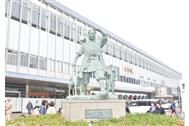 岡山の玄関口、岡山駅前東口広場にある桃太郎像
