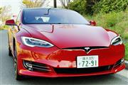 テスラの高級4ドアセダン「モデルS」。驚愕の加速性能を誇る