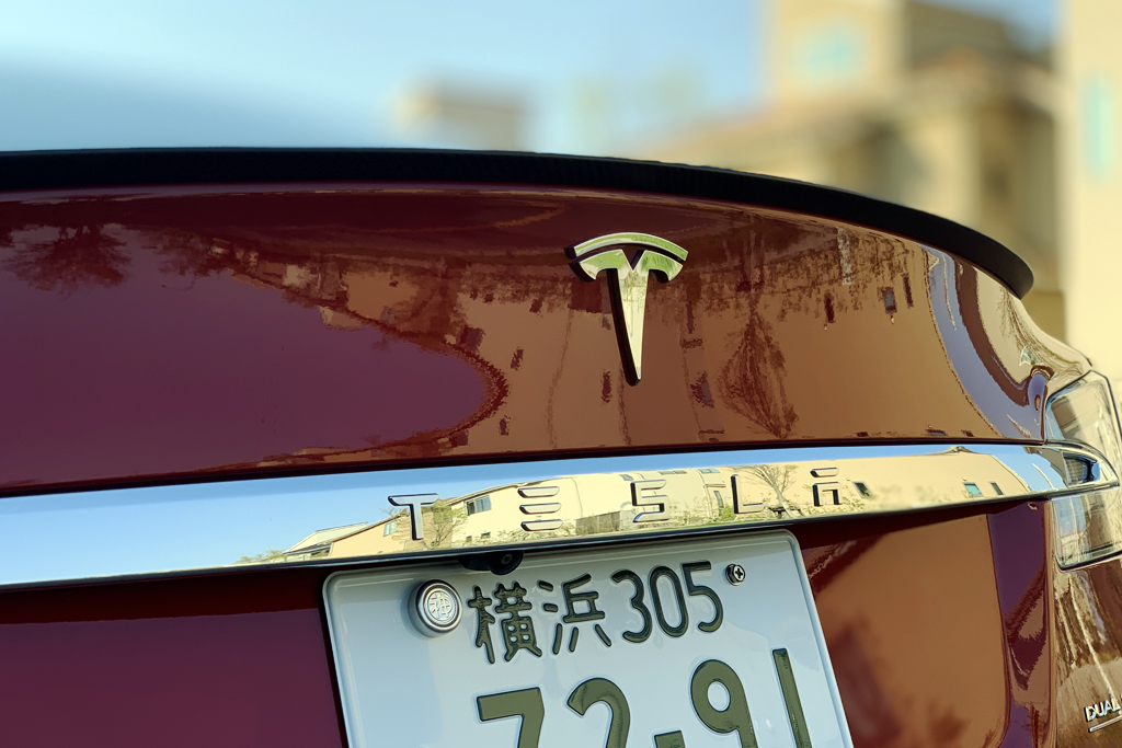 テスラの高級4ドアセダン「モデルS」。驚愕の加速性能を誇る