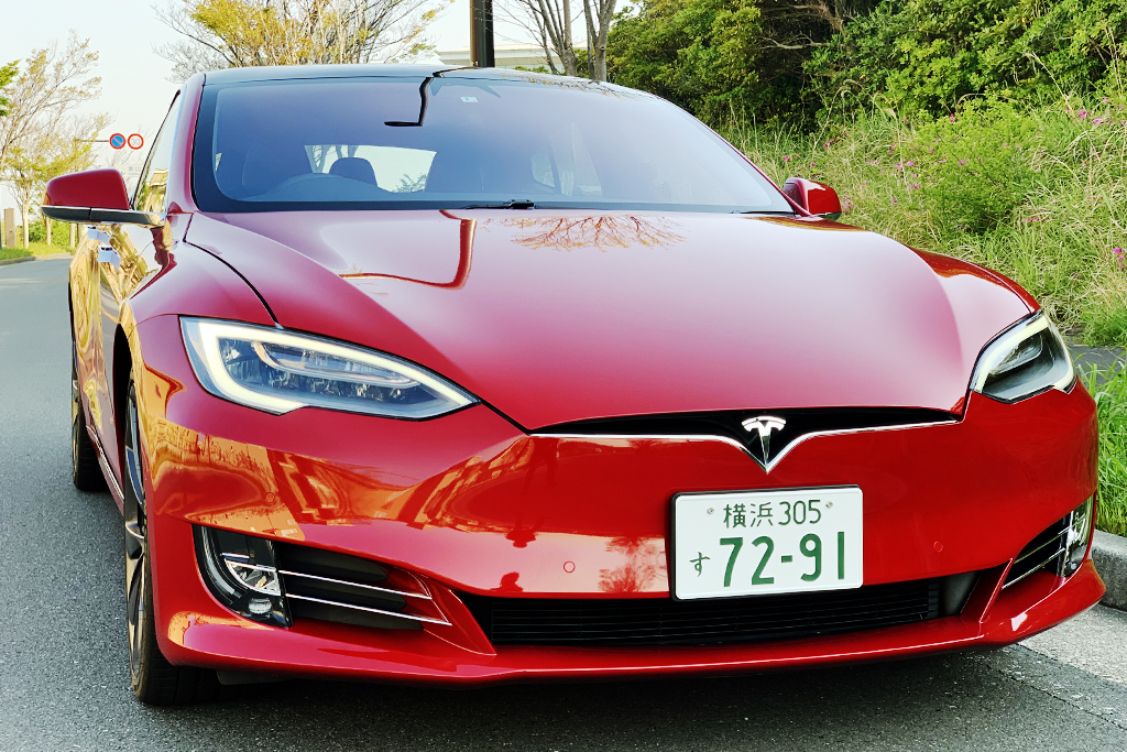 テスラの高級4ドアセダン「モデルS」。驚愕の加速性能を誇る