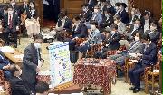 衆院予算委員会で質問する立憲民主党・枝野幸男代表（左）。右は安倍晋三首相＝９日午前、国会・衆院第１委員室（春名中撮影）